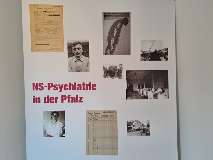 Eine Tafel der Ausstellung NS-Psychiatrie in der Pfalz, die Bilder von Patient*innen und historische Dokumente zeigt.