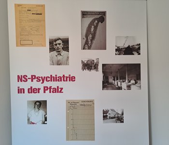 Eine Tafel der Ausstellung NS-Psychiatrie in der Pfalz, die Bilder von Patient*innen und historische Dokumente zeigt.