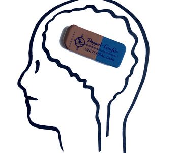 Zeichnung eines Kopfes mit Radiergummi im Gehirn platziert