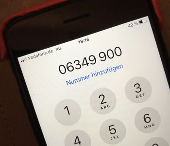 Ein Handy mit der gewählten Rufnummer des Pfalzklinikums