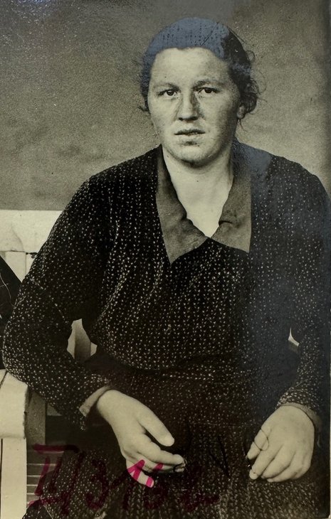 Das Schwarz-weiß Foto zeigt Maria Z. - eine junge Frau im schwarzen Kleid.