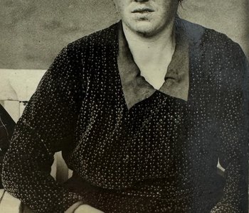 Das Schwarz-weiß Foto zeigt Maria Z. - eine junge Frau im schwarzen Kleid.