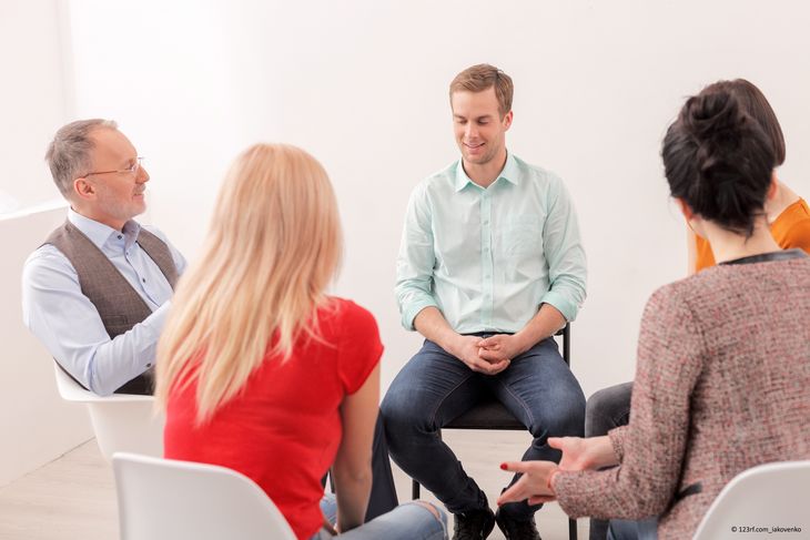 Männer und Frauen in einer Gesprächsrunde