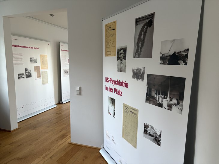 Das Foto zeigt drei Tafeln der Ausstellung mit historischen Dokumenten und Infotext. Die erste Tafel trägt den Titel "NS-Psychiatrie in der Pfalz"