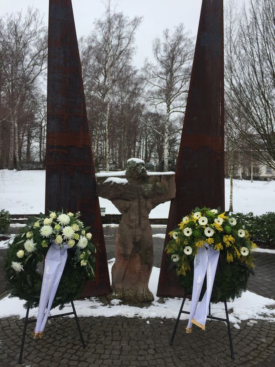 Die Gedenkstätte des Pfalzklinikums: Eine Statue zwischen zwei Säulen, davor 2 Kränze zum Gedenken.