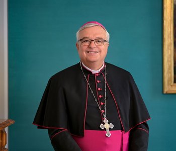 Bischof Karl-Heinz Wiesemann feiert die diesjährige Christmette in der Klinikkirche des Pfalzklinikums. Das Foto zeigt ihn in seinem liturgischen Gewand.