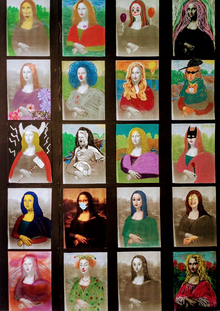 Ein Foto mit künstlerisch gestalteten Mona Lisas